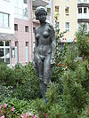 Aachen-Burtscheid, Mädchenplastik von Helmuth Schepp.jpg