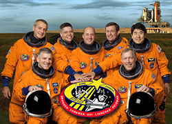 v.l.n.r Vorne: Gregory H. Johnson, Dominic Gorie;Hinten: Richard Linnehan, Robert Behnken, Garrett Reisman, Michael Foreman, Takao Doi