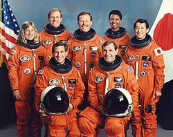  v.l.n.r. Vorne: Jerome Apt und Curtis Brown Hinten: Jan Davis, Mark Lee, Robert Gibson, Mae Jemison and Mamoru Mōri